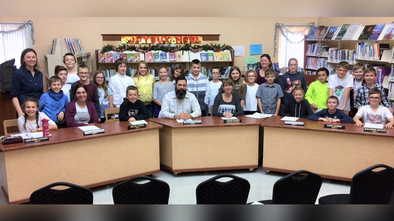 Accompagnés de leur enseignante Bianca Lachance, de deux conseillères municipales de Saint-Frédéric, Anne-Marie Lachance et Johanne Giguère, ainsi que du maire de la municipalité, Martin Nadeau, et de la directrice générale, Cathy Poulin, les élèves ont pu assister à un conseil municipal fictif lors du jeudi 30 novembre 2017.