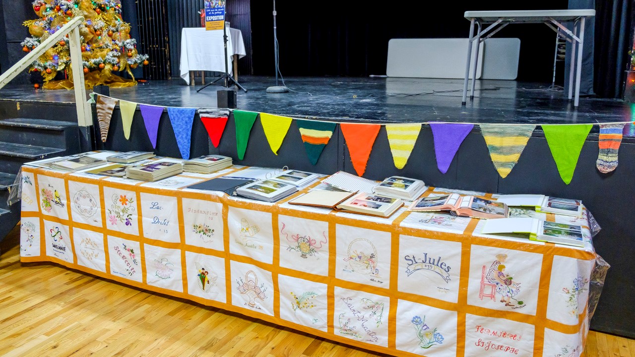 Des archives visuelles étaient disposées dans la salle paroissiale.