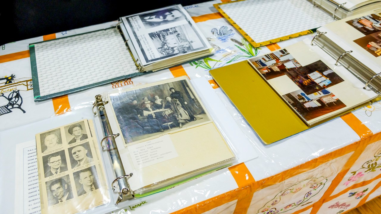 Des archives visuelles étaient disposées dans la salle paroissiale.