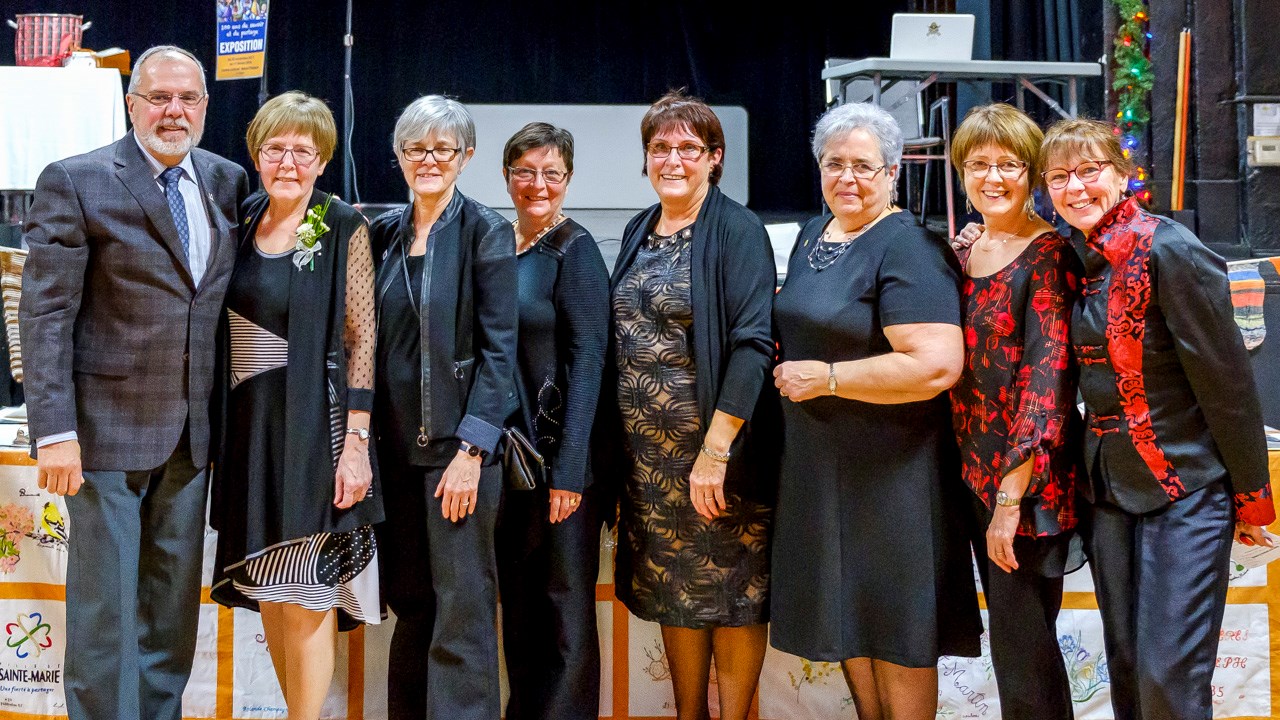 Les membres du conseil d'administration du Cercle de Fermières Saint-Georges entourées du maire Claude Morin et de la conseillère municipale Solange Thibodeau.