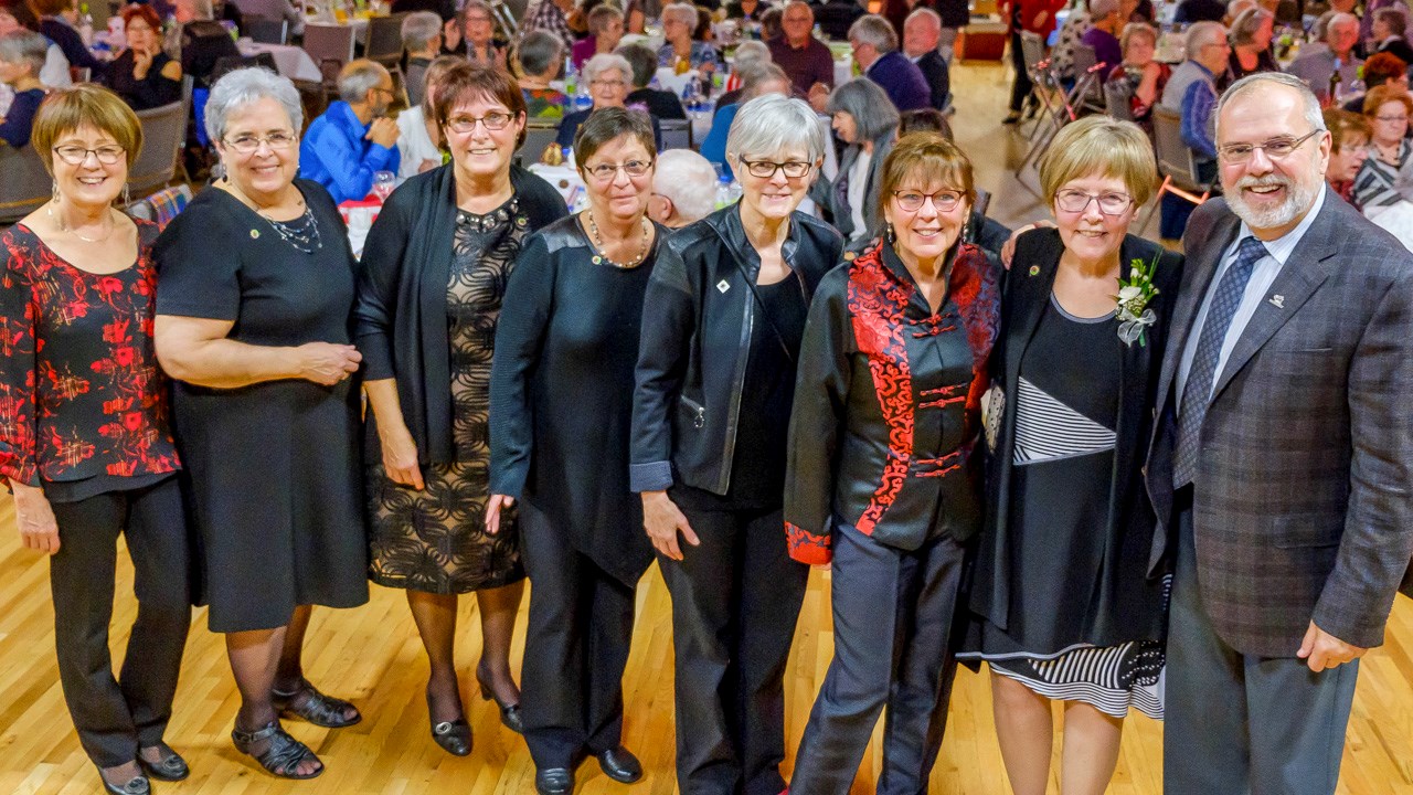 Les membres du conseil d'administration du Cercle de Fermières Saint-Georges entourées du maire Claude Morin et de la conseillère municipale Solange Thibodeau.