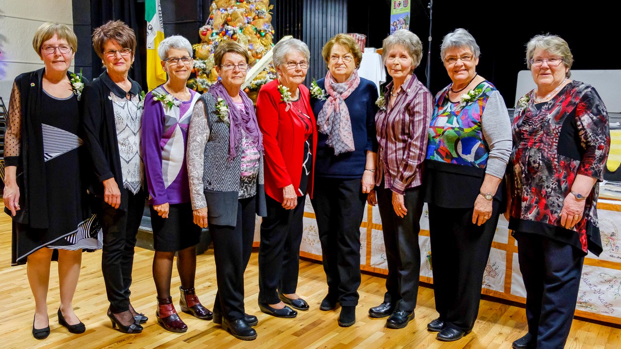 De gauche à droite, les anciennes présidentes du Cercle de Fermières Saint-Georges : Diane Poulin (présidente actuelle), Lise Beaudoin, Nicole Turcotte, Claudette Leclerc, Lucille Domingue, Marie-Paule Pomerleau, Marie-Stella Morin, Renée Caron et Ginette Roberge. Absente sur la photo : Claire Ruest.