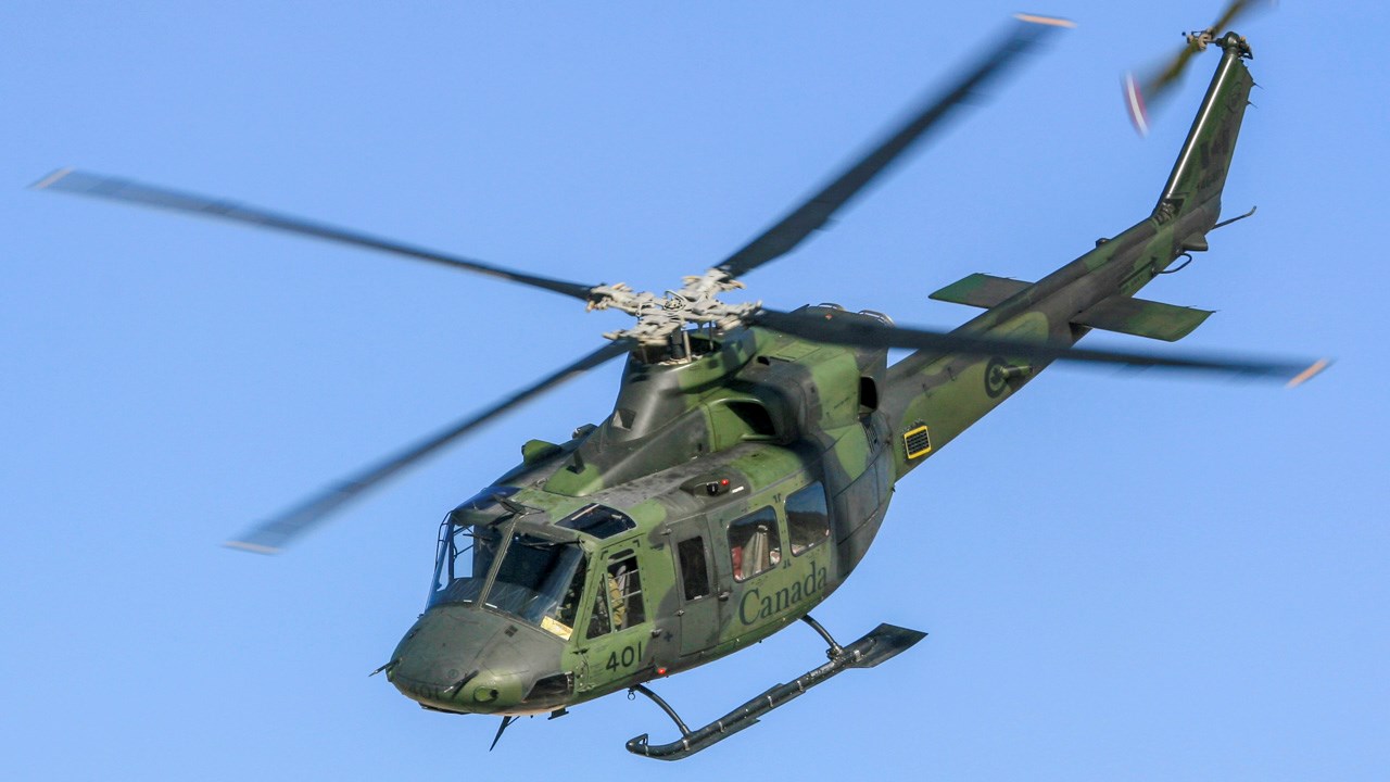 Les cadets de l'air de St-Georges survolent la ville à bord d'hélicoptères militaires