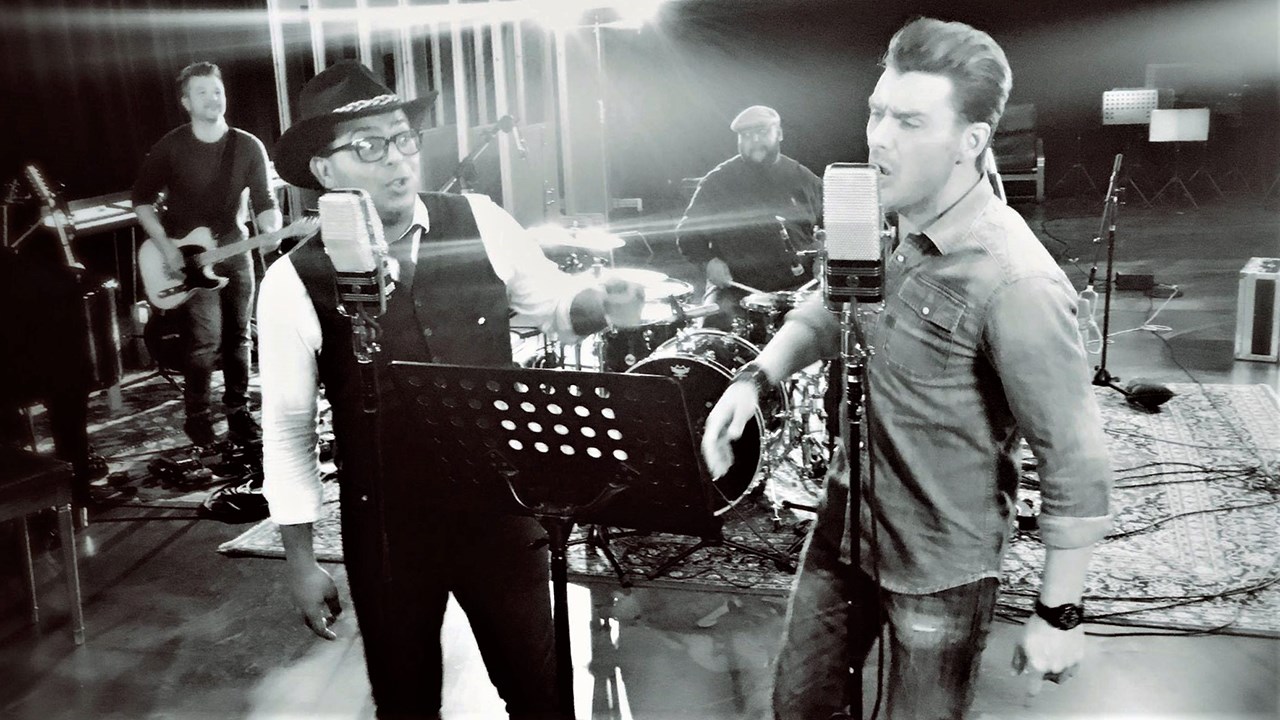 Robby Johnson, originaire de Saint-Georges, chantera avec Gregory Charles du 12 au 31 décembre 2017 sur la scène du Capitole de Québec. Les deux artistes partageront la scène le temps d'une chanson pendant douze soirs jusqu'à la fin du mois.