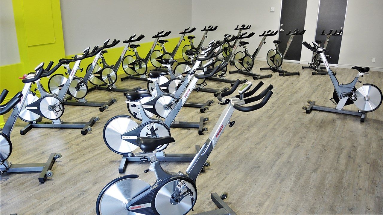 Spinning de Beauce offrira dans son nouvel environnement, situé dans les locaux du Studio Santé Gym 24 h de Saint-Georges, des cours de spinning, de cardio-rameur, de pilates, de stretching et d'entraînement Essentrics.