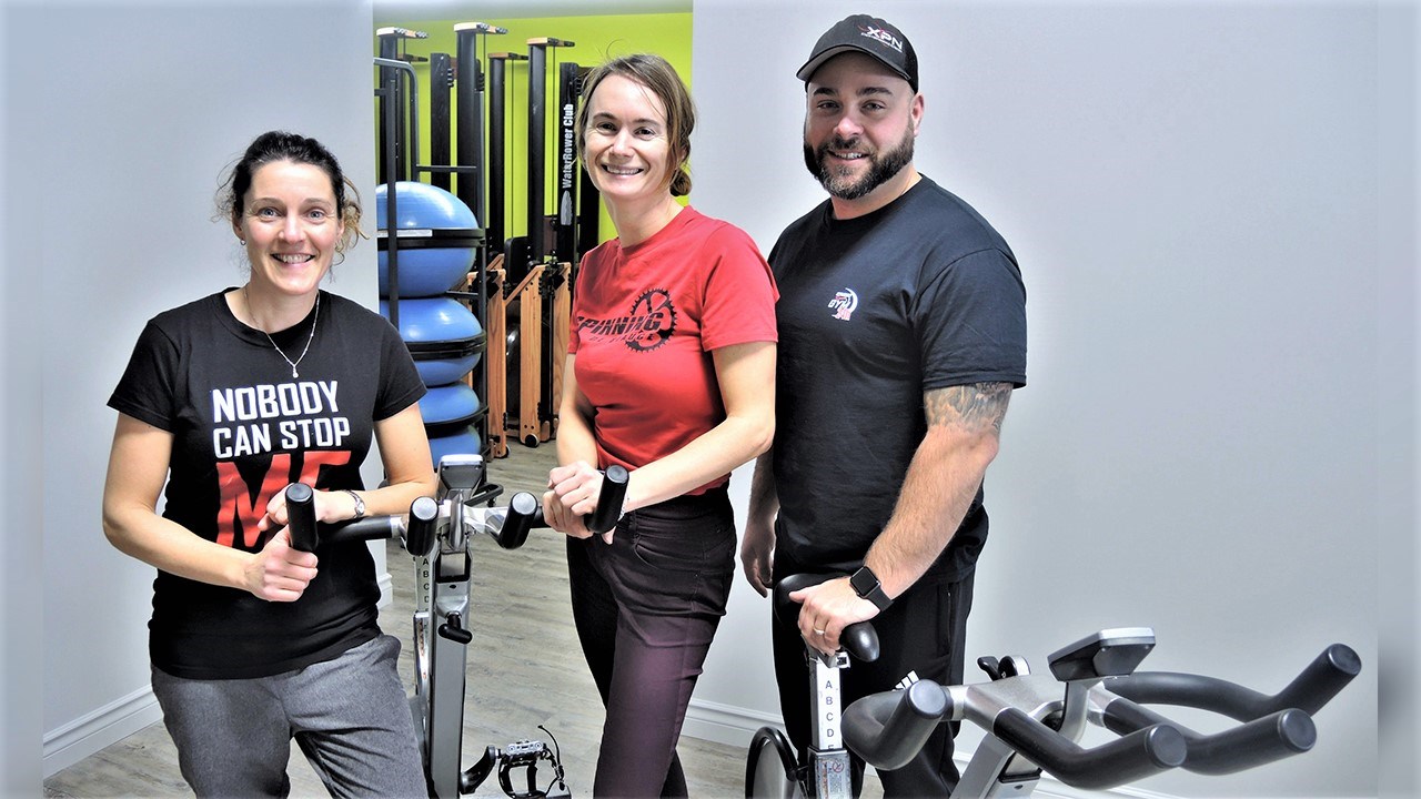 De gauche à droite : Sophie Veilleux, gérante et entraîneure chez Spinning de Beauce, Hélène Lessard, entraîneure chez Spinning de Beauce et Éric Gosselin, propriétaire du Studio Santé Gym 24 h de Saint-Georges.