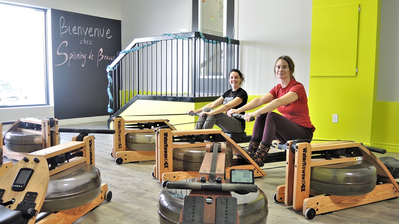 Spinning de Beauce offrira dans son nouvel environnement, situé dans les locaux du Studio Santé Gym 24 h de Saint-Georges, des cours de spinning, de cardio-rameur, de pilates, de stretching et d'entraînement Essentrics. Sur la photo, Sophie Veilleux (à gauche), gérante et entraîneure chez Spinning de Beauce, et Hélène Lessard (à droite), entraîneure chez Spinning de Beauce, s'adonnent au cardio-rameur dans leurs nouveaux locaux.