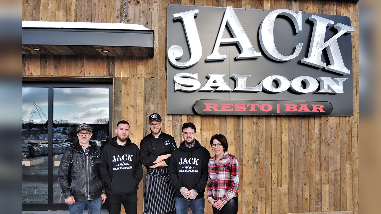 Les quatre copropriétaires du resto-bar Jack Saloon sur la 1re Avenue à Saint-Georges entourent le chef cuisinier de l'établissement, au centre de la photo. De gauche à droite : Jean Paquet, Tim Poulin Paquet, Emmanuel Gouin, David Gilbert et Shirley Poulin.