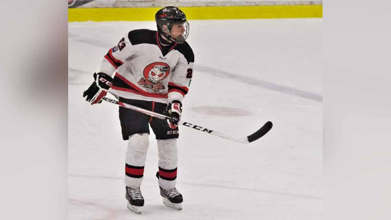 Le joueur numéro 23 du Cléri Sport de Saint-Georges, Nicolas Morin, a compté le premier but de son équipe en première période, aidé du numéro 97 Vincent Drouin, avec 23 secondes à faire.
