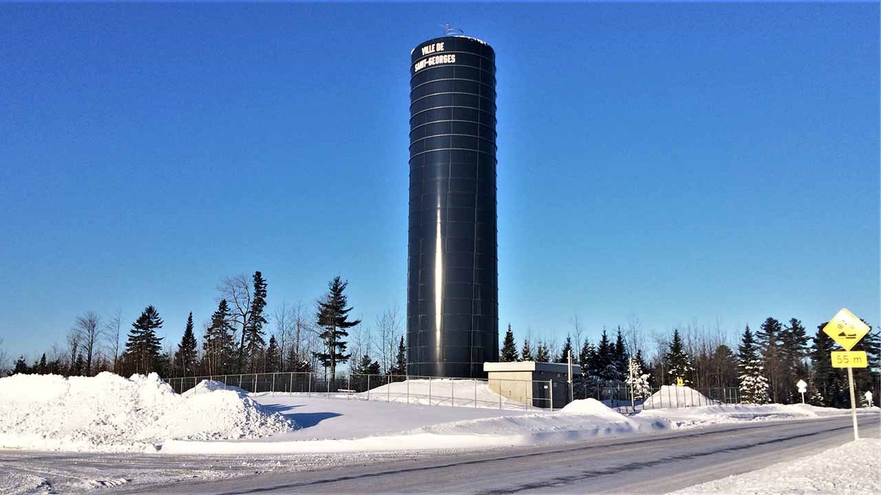 Dans cette capsule d'Hier à aujourd'hui avec Normand DeLessard, Normand présente des images de la construction du réservoir de la Ville de Saint-Georges, qui comporte un total de 23 étages.