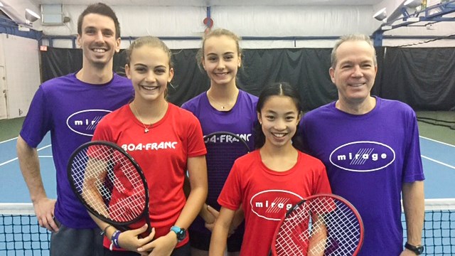 Présents sur la photo, au 2e rang, Jean-Philippe Deblois (assistant pro), Annabelle Williams et Richard Dulac (pro en chef Tennis Beauce), Marianne Williams et Rosalie Carrier-Dulac à l'avant.