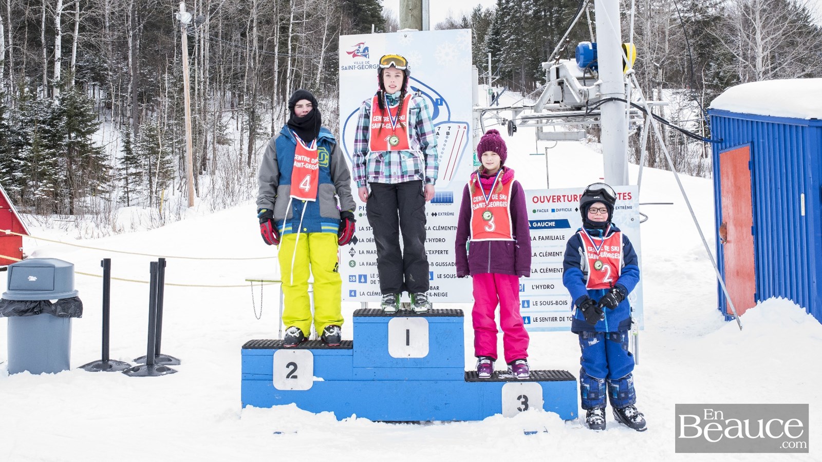De gauche à droite : Gabriel Claveau, Stéphanie Giroux, Rose Larivière et Charles Roy pour la catégorie « ski intermédiaire ». 