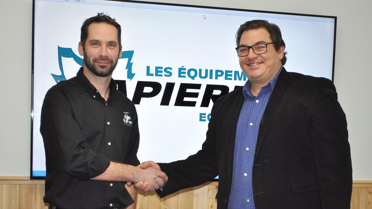 Keven Poulin (à gauche) des Entreprises Képasc à Saint-Georges, nouveau distributeur des Équipements Lapierre, et Christopher Sapienza (à droite), directeur des ventes chez les Équipements Lapierre de Saint-Ludger de Beauce.