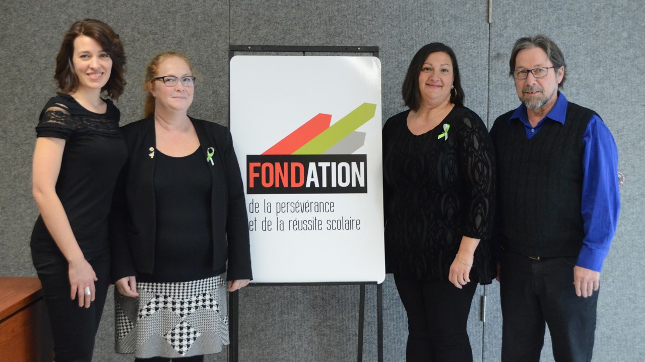 La chanteuse, Marie-Claude Bolduc, la présidente de la Fondation de la persévérance et de la réussite scolaire, Nathaly Blondin, le metteur en scène du spectacle, Hélène Ouellet, et le chanteur Michel Roy.