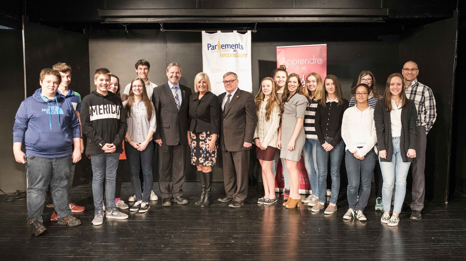 La 2e vice-présidente de l'Assemblée nationale du Québec, Maryse Gaudreault, entourée du député de Beauce Nord, André Spénard, de Luc Provençal et du Conseil des élèves de l'école Jésus-Marie de Beauceville.
