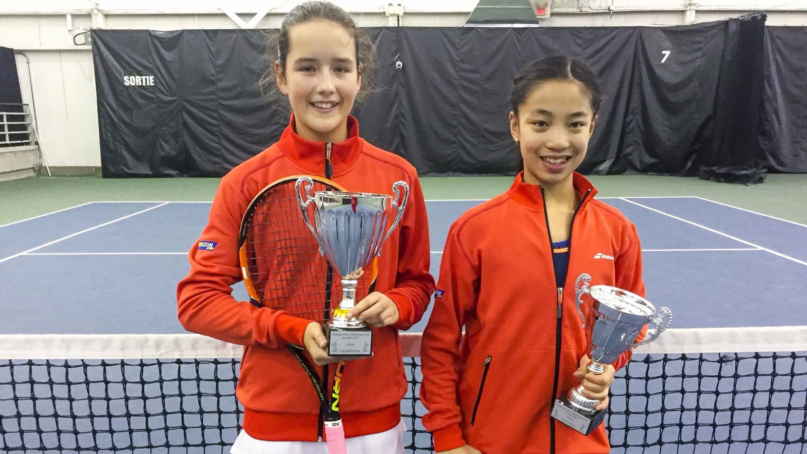 La joueuse de Saint-Georges, Rosalie Carrier-Dulac, sur la droite de la photo, a terminé 2e du championnat québécois 12 ans. Elle a été battue en finale par Janic Durocher, sur la gauche de la photo. 