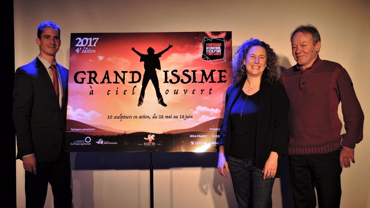 M. Adam Veilleux, président du conseil d'administration de Beauce Art, accompagné d'Amélie Pomerleau et de Jean-Yves Côté, deux des onze artistes qui participeront à la 4e édition du Symposium international de la sculpture de Saint-Georges.