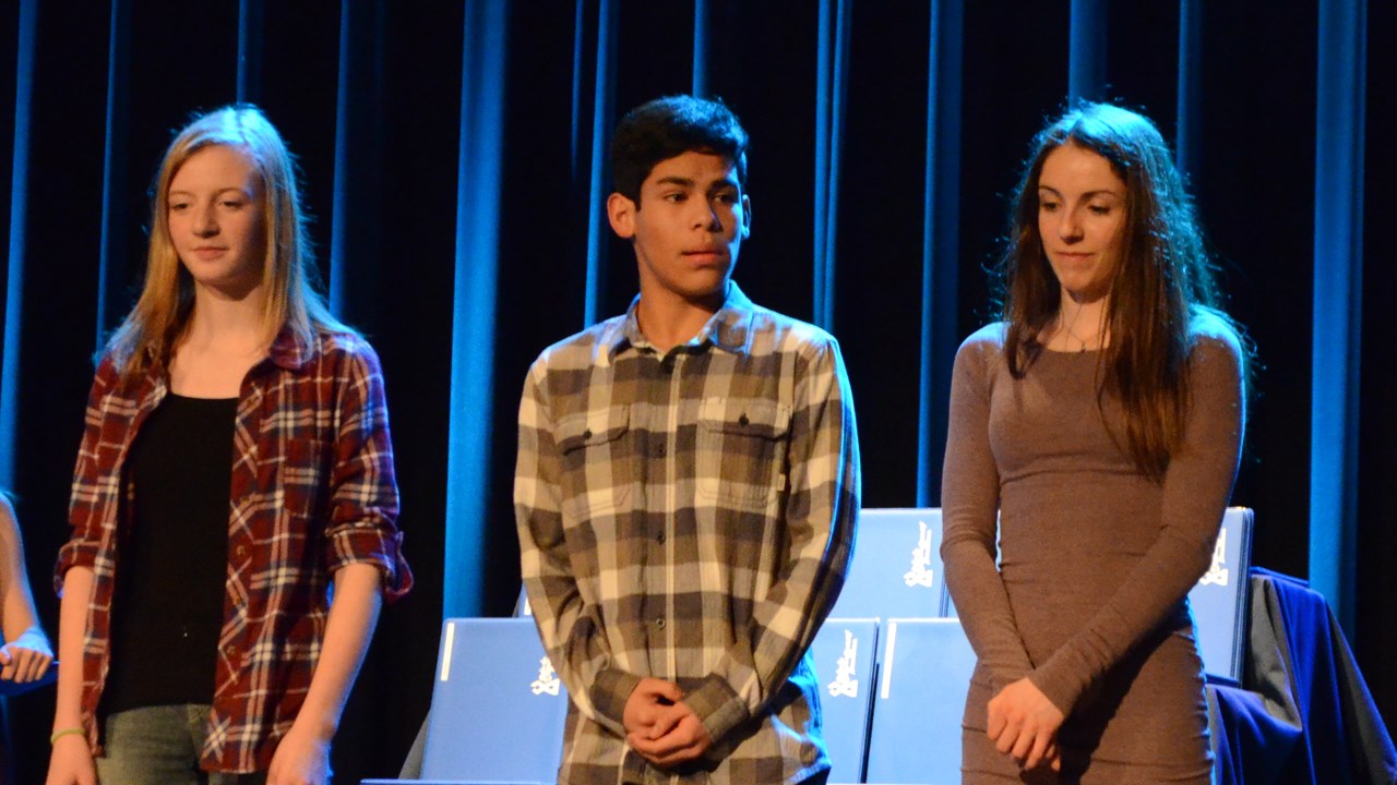 Dans le cross-country, Alyssia Mino-Roy (droite) de Vallée-Jonction est parmie les nommés en compagnie de Maëlle Rancourt (gauche) de Lac-Etchemin et Enrique Simard (centre) de Saint-Elzéar.