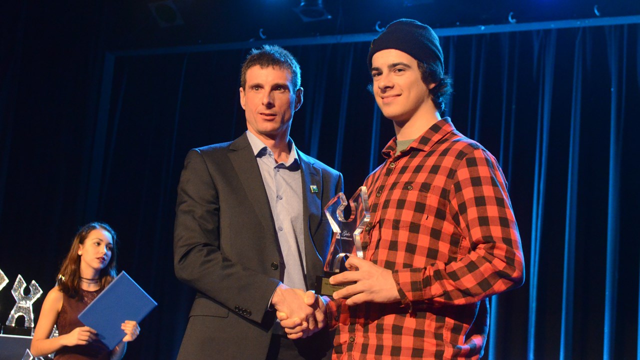 Élot Grondin a remporté l'Élitas de la catégorie Snowboard cross.