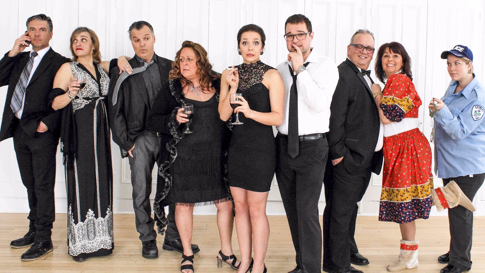 La troupe de théâtre Pleine Lune, composée de Stéphane Côté, Nathalie Brunelle, Mathieu Doyon, Magalie Cliche, Jean-Francois Routhier, Cathy Champagne, Julio Pouliot, Caroline Doyon et Emanuelle Mathieu, présente la comédie « Rumeurs ».