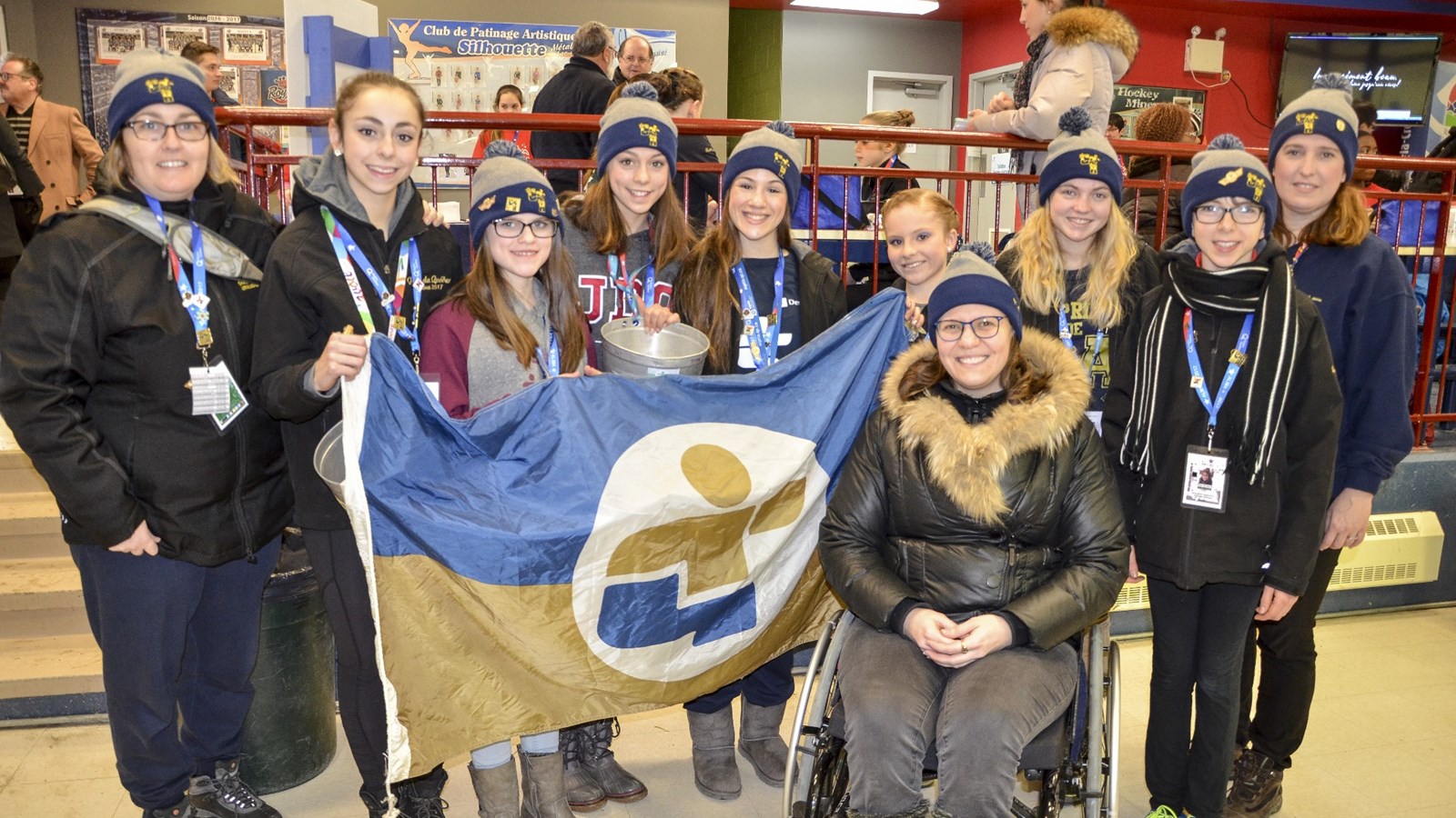 L'athlète paralympique Sarah Mailhot est venue encourager les patineurs artistiques de la délégation.
