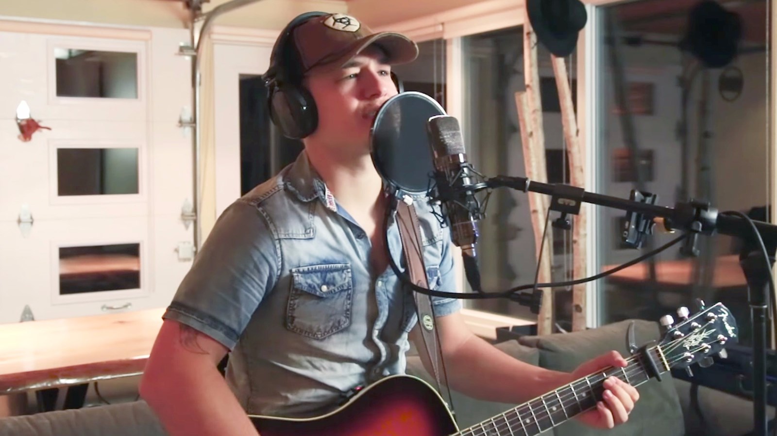 L'étudiant du Cégep Beauce-Appalaches et interprète de new country, Jeffrey Turcotte, s'est démarqué au Carnaval de Québec.