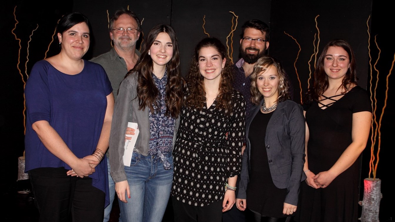 Les juges entourent les gagnantes. De gauche à droite: Marie-Noëlle Bouchard, Robert Maheux, Andréanne Poulin, Anne-Sophie Larrivée, Olivier Duval, Jessica Rhéaume et Audrey Cloutier