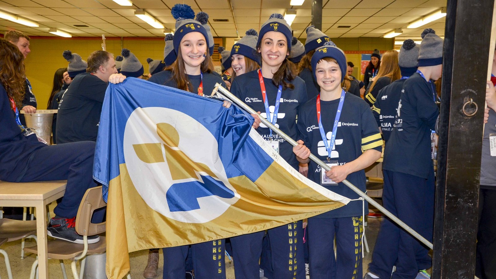 Les athlètes Pier-Olivier Julien et Émilie Beaulieu, porte-drapeaux de la cérémonie d'ouverture, en compagnie de la chef de mission Sabrina Bilodeau.