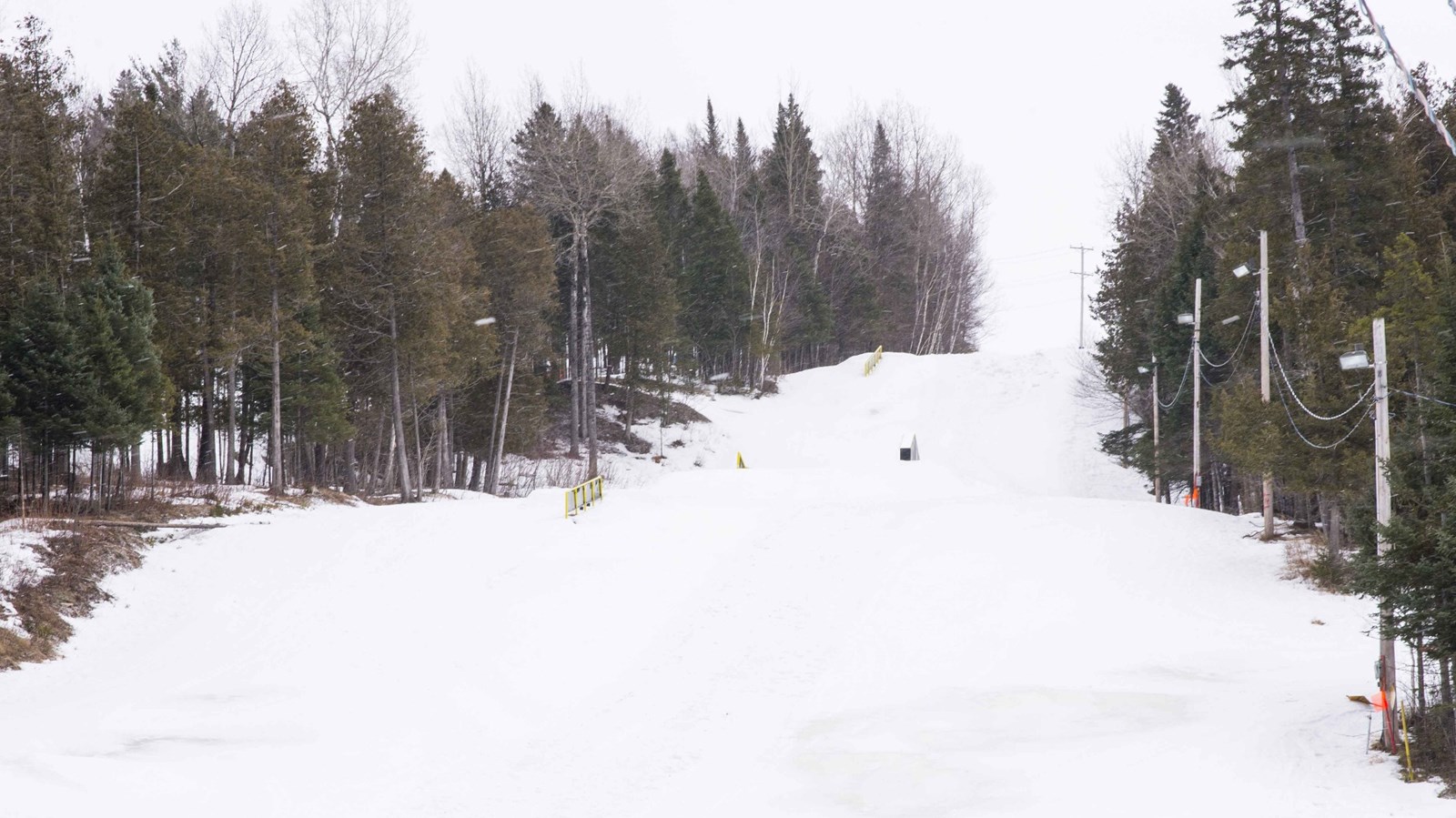 La température très clémente des 10 derniers jours combinée à la pluie a rendu les pistes impraticables.