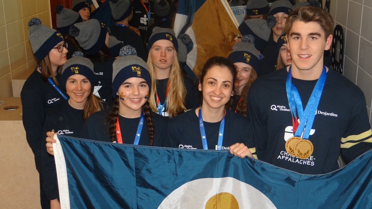 Les deux porte-drapeau de la délégation de la Chaudière-Appalaches, Jacob Gosselin et Anne Garneau, en compagnie de la chef Sabrina Bilodeau avant la cérémonie de fermeture.