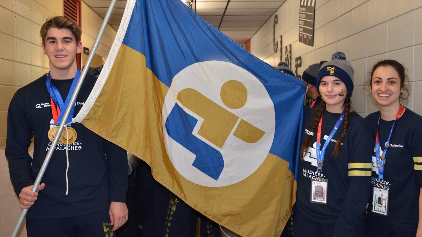 Les deux porte-drapeau de la délégation de la Chaudière-Appalaches, Jacob Gosselin et Anne Garneau, en compagnie de la chef Sabrina Bilodeau avant la cérémonie de fermeture. 