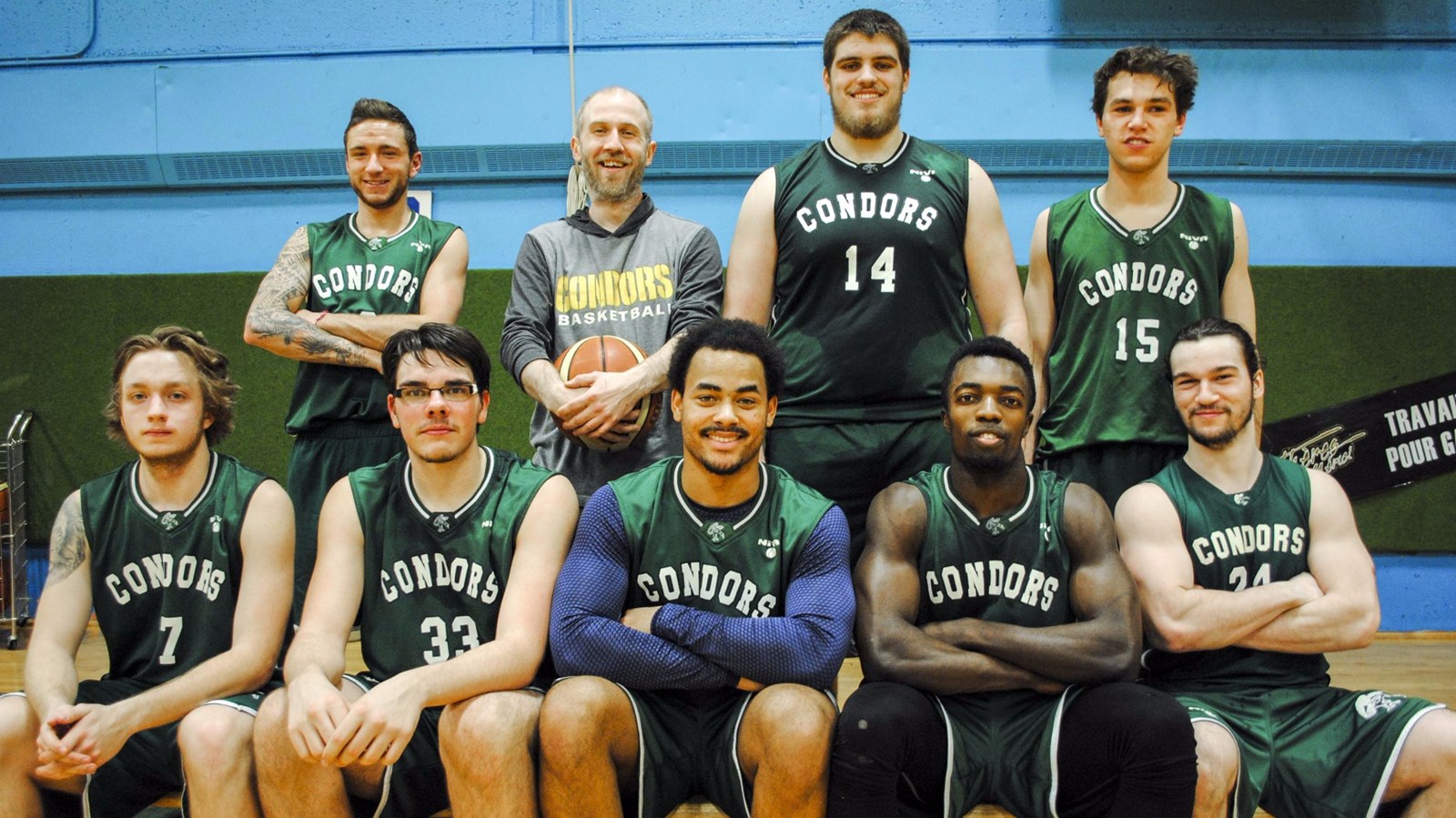 Une photo de l’équipe de basketball des Condors.