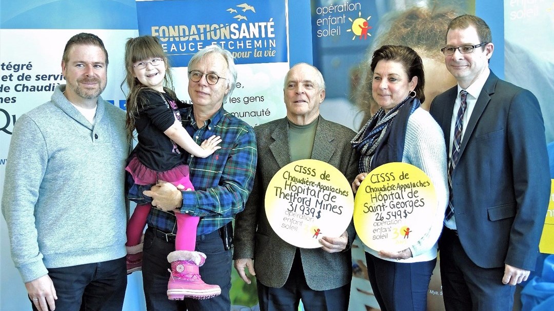 Les représentants de l'Hôpital de Saint-Georges et de l'Hôpital de Thetford Mines, récipiendaires des octrois, accompagnés de l'Enfant Soleil de Chaudière Appalaches, Megan Prévost.