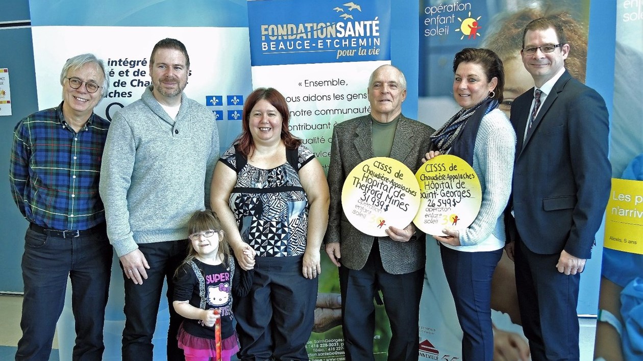 Les représentants de l'Hôpital de Saint-Georges et de l'Hôpital de Thetford Mines, récipiendaires des octrois, accompagnés de l'Enfant Soleil de Chaudière Appalaches, Megan Prévost et de sa mère.
