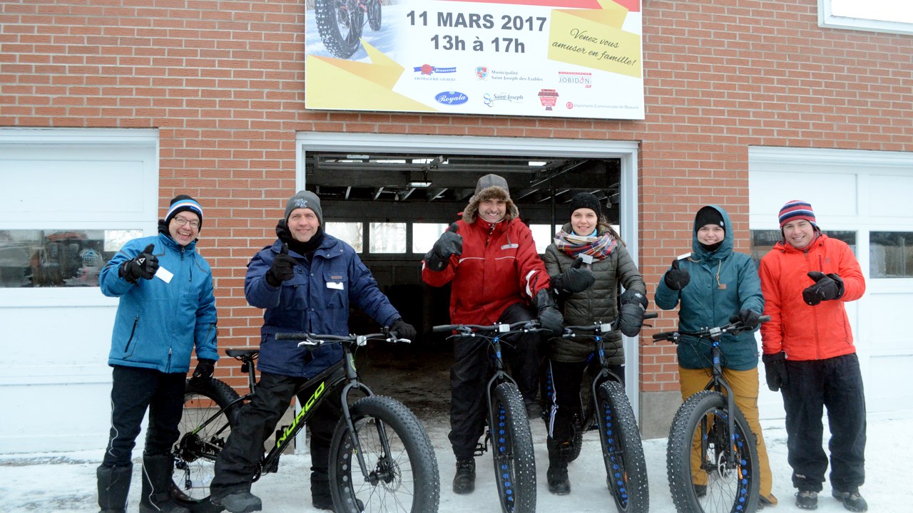 Une centaine de personnes bravent le froid pour s'initier au fatbike à Saint-Joseph