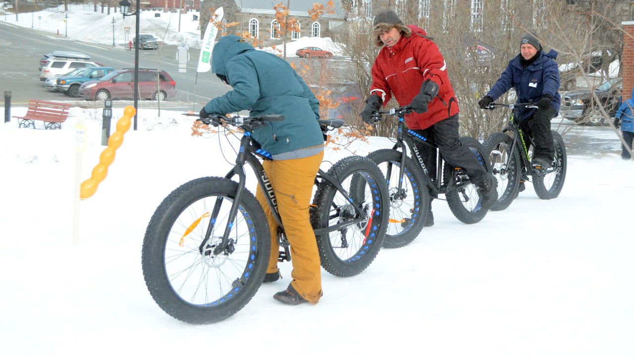 Une centaine de personnes bravent le froid pour s'initier au fatbike à Saint-Joseph