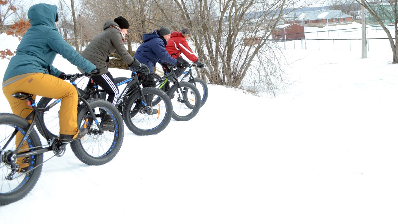 Une centaine de personnes bravent le froid pour s'initier au fatbike à Saint-Joseph