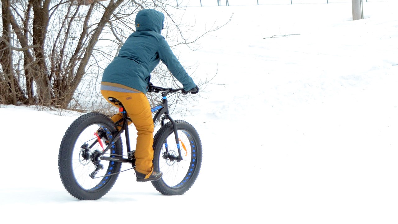 Une centaine de personnes bravent le froid pour s'initier au fatbike à Saint-Joseph