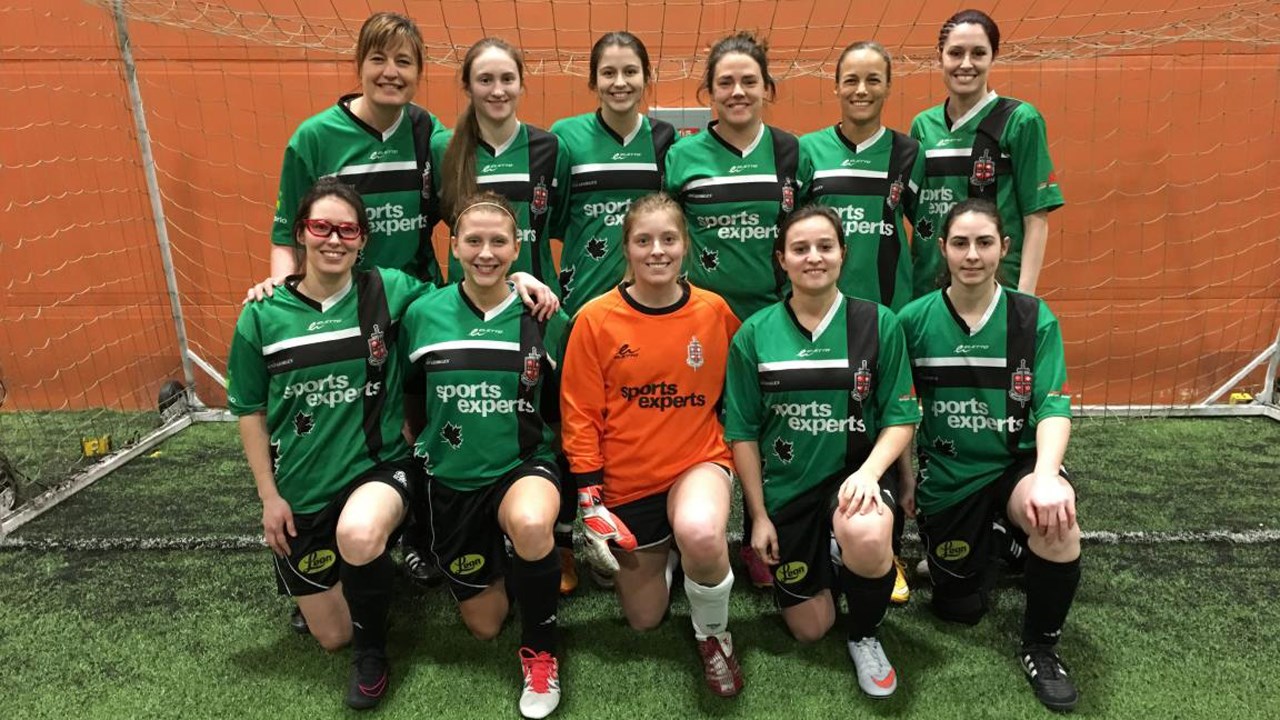 De gauche à droite, Isabelle Déchène, Laurie Bourque, Marie-Claude Michaud-Manning, Isabelle Poulin, Janik Laberge et Valérie Plamondon. À genou: Sarah Veilleux, Stéphanie Dion, Charlène Gaudreau, Mélanie Grenier et Marie-Pier Boudreault. Absentes: Karolane Bourquer, Élizabeth Doyon et Lisa-Marie Roy.