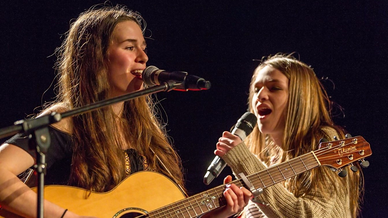 Andréanne Simard et Rosalie Gilbert, les deux gagnantes de la finale locale de Secondaire en spectacle à la Polyvalente Saint-Georges en 2016. 