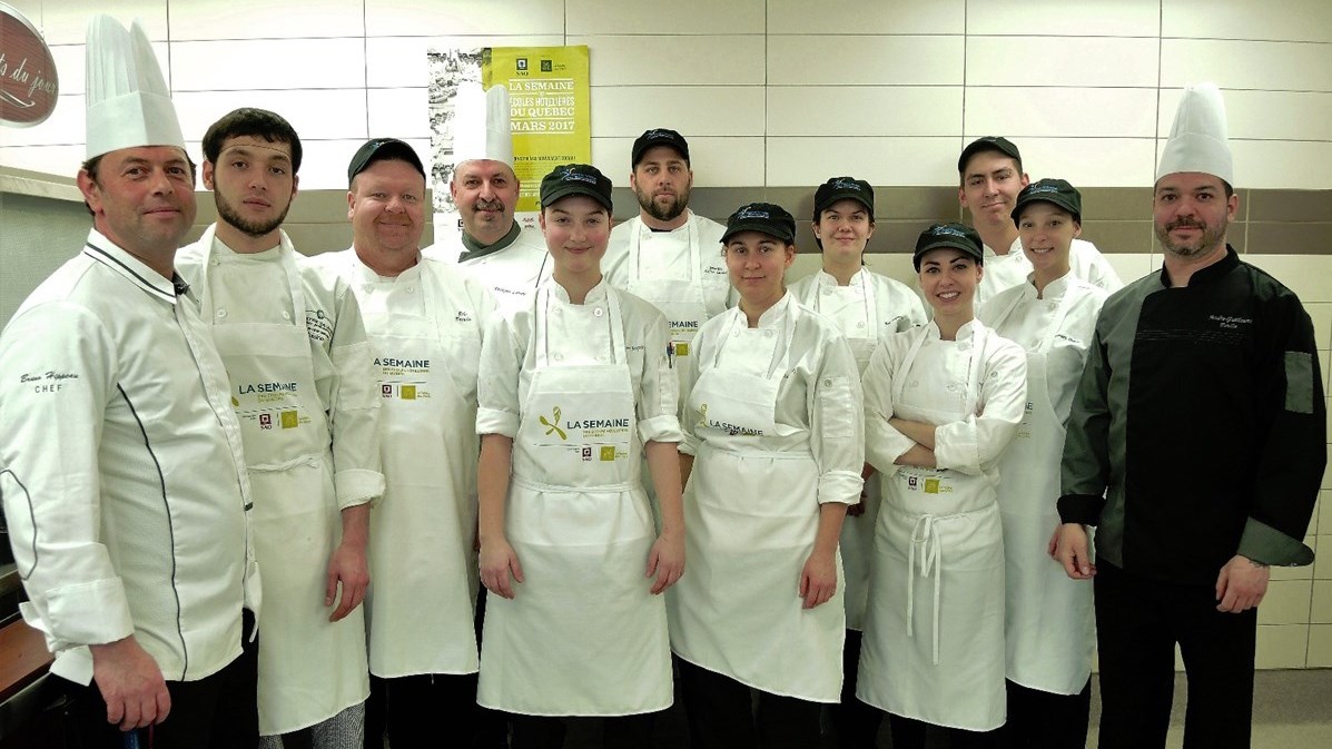 Bruno Hippeau, Philippe Lemeur et André-Guillaume Poulin, trois enseignants au DEP en cuisine du Centre de formation des bâtisseurs de Saint-Joseph, entourés de leurs élèves.