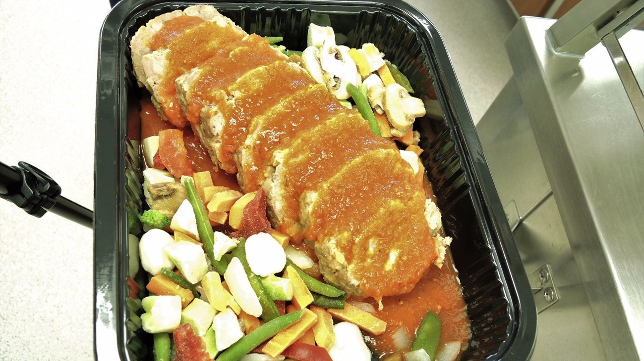 Les élèves du DEP en cuisine au Centre de formation des Bâtisseurs de Saint-Joseph ont confectionné un grand nombre de repas pour l'organisme Moisson Beauce.