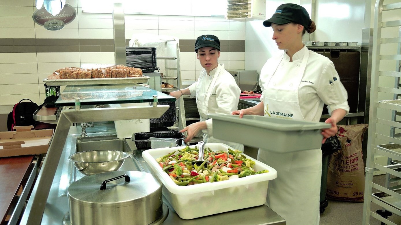 Les élèves du DEP en cuisine au Centre de formation des Bâtisseurs de Saint-Joseph ont confectionné un grand nombre de repas pour l'organisme Moisson Beauce.