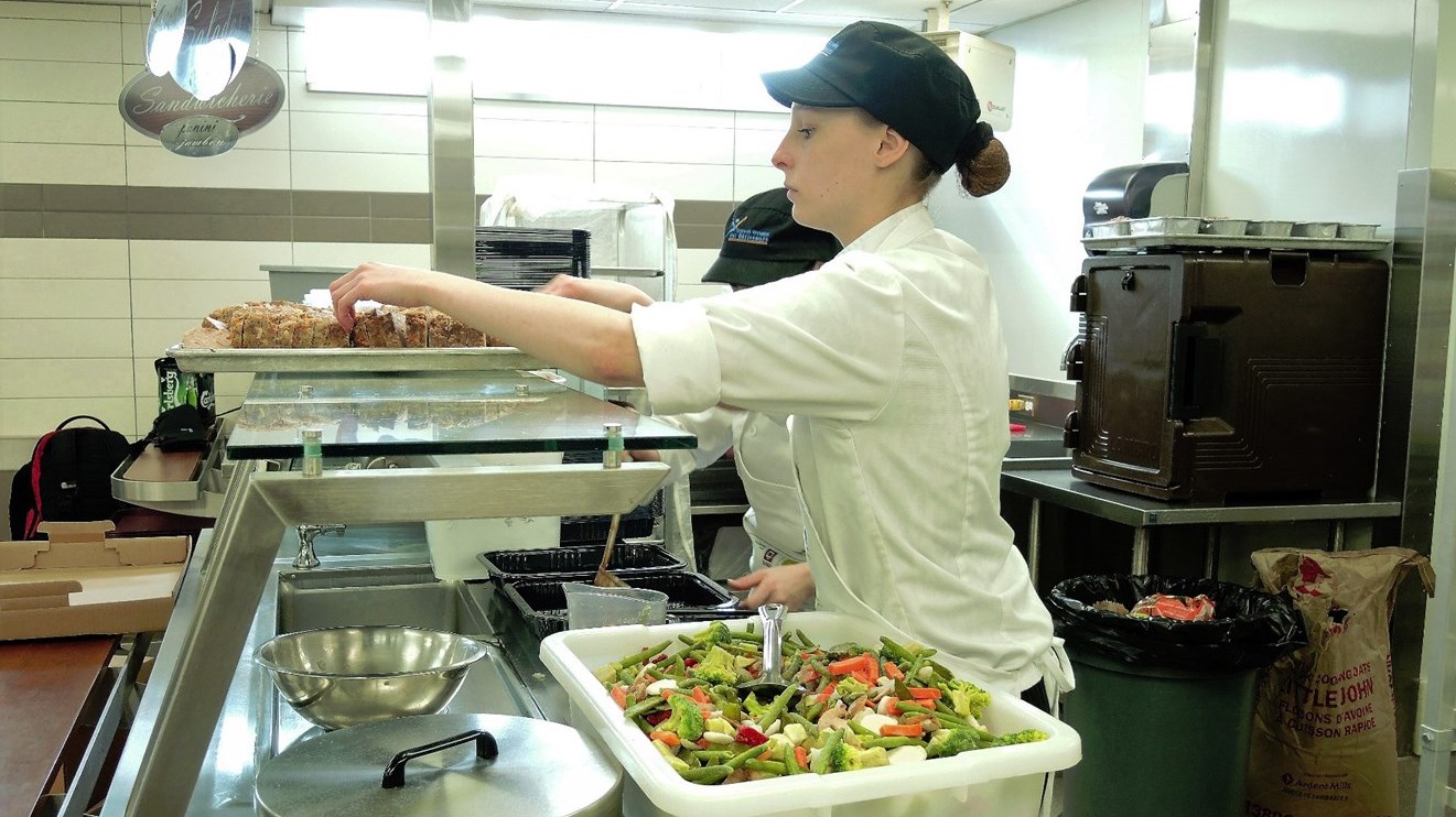 Les élèves du DEP en cuisine au Centre de formation des Bâtisseurs de Saint-Joseph ont confectionné un grand nombre de repas pour l'organisme Moisson Beauce.