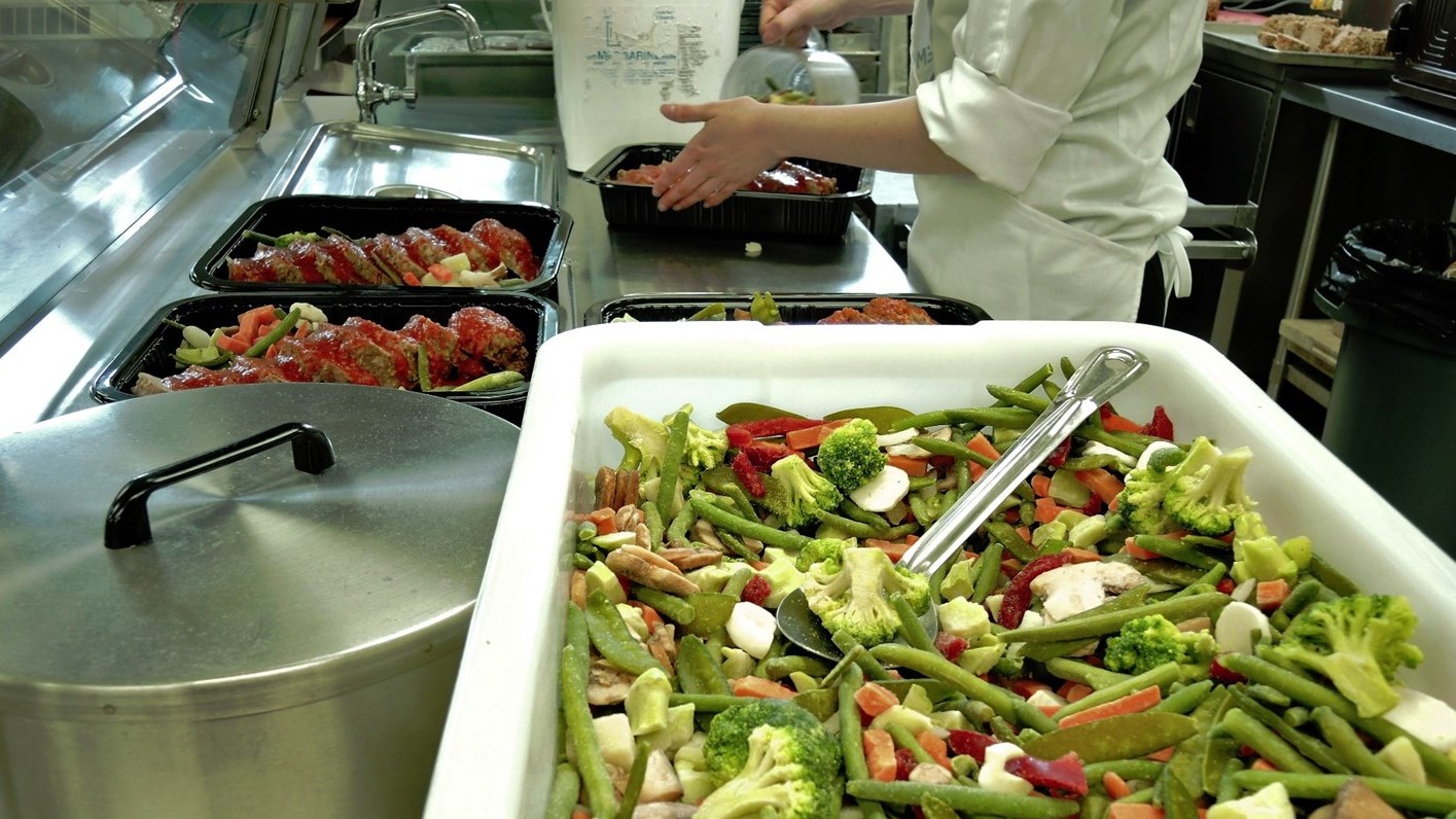 Les élèves du DEP en cuisine au Centre de formation des Bâtisseurs de Saint-Joseph ont confectionné un grand nombre de repas pour l'organisme Moisson Beauce.