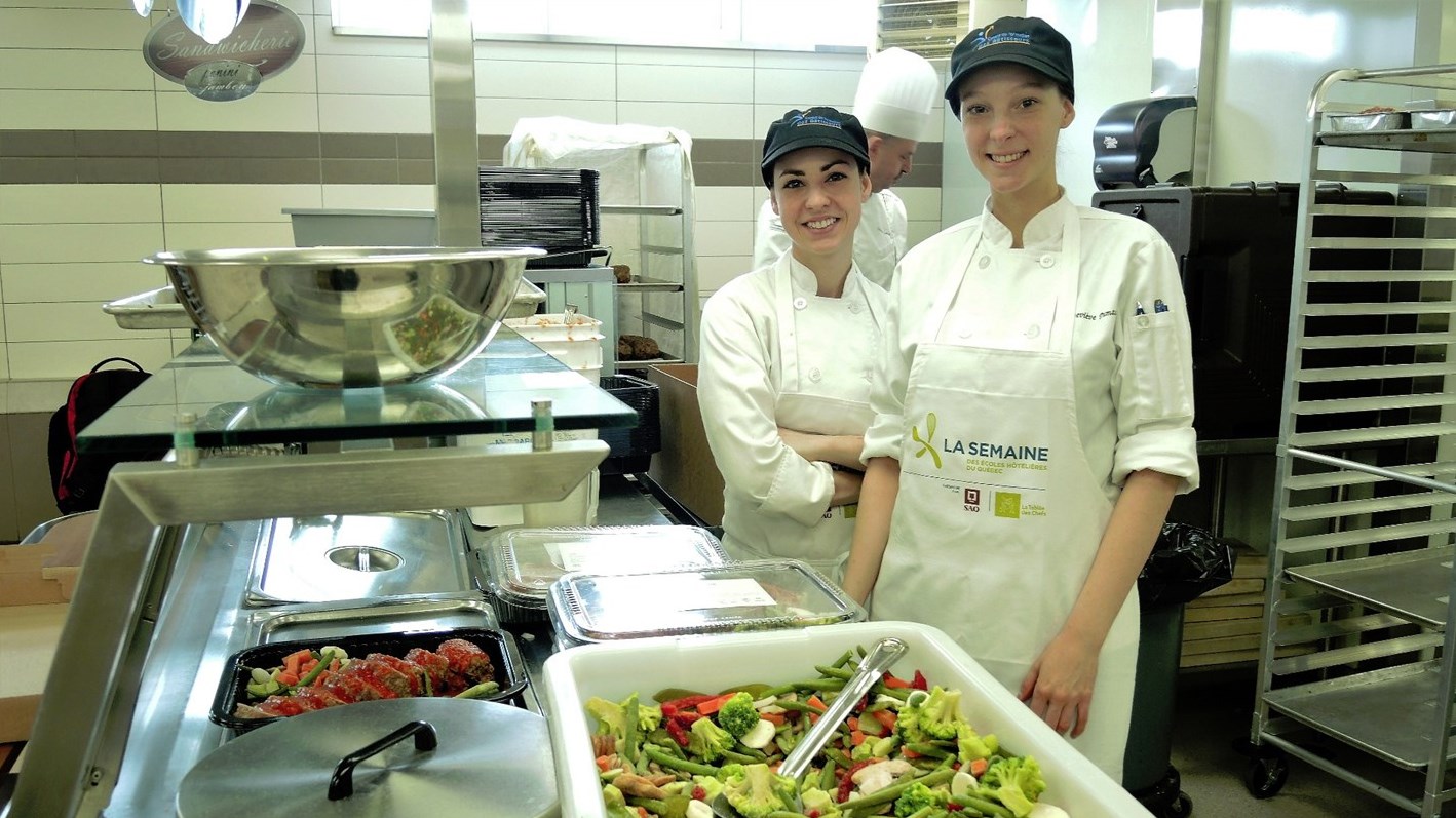 Les élèves du DEP en cuisine au Centre de formation des Bâtisseurs de Saint-Joseph ont confectionné un grand nombre de repas pour l'organisme Moisson Beauce.