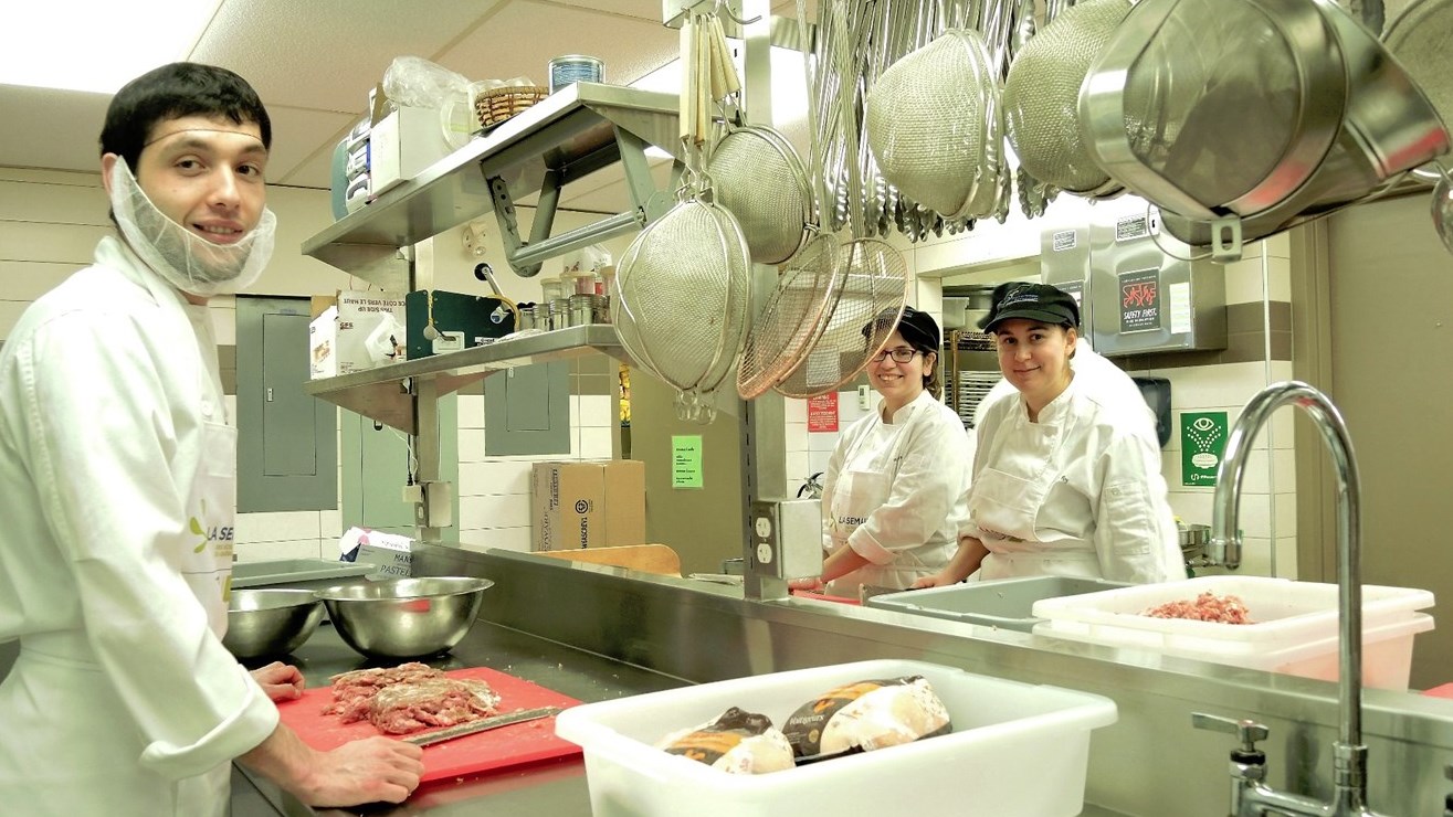 Les élèves du DEP en cuisine au Centre de formation des Bâtisseurs de Saint-Joseph ont confectionné un grand nombre de repas pour l'organisme Moisson Beauce.