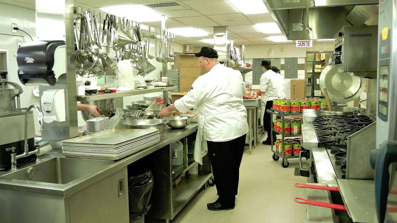 Les élèves du DEP en cuisine au Centre de formation des Bâtisseurs de Saint-Joseph ont confectionné un grand nombre de repas pour l'organisme Moisson Beauce.