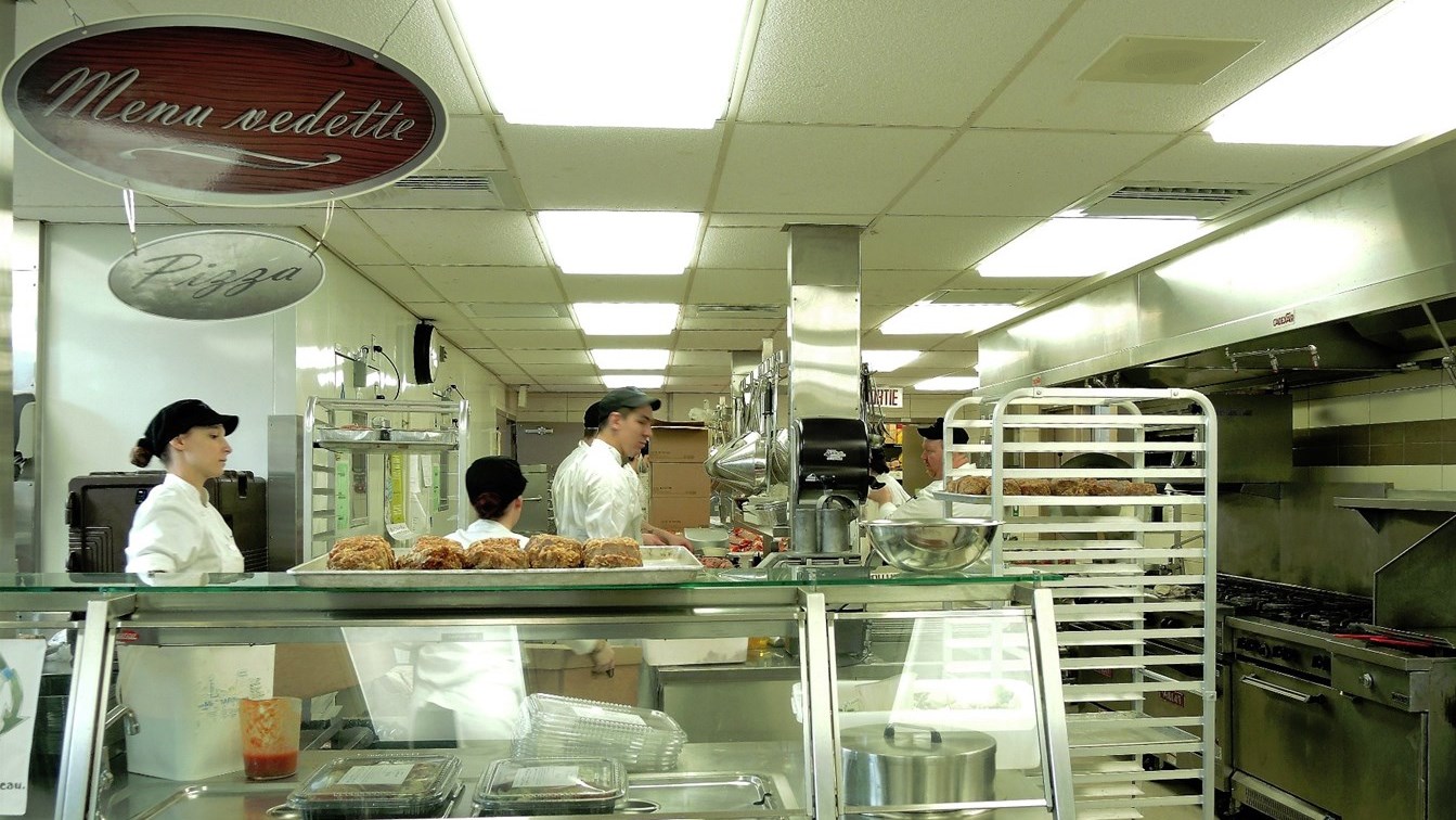 Les élèves du DEP en cuisine au Centre de formation des Bâtisseurs de Saint-Joseph ont confectionné un grand nombre de repas pour l'organisme Moisson Beauce.
