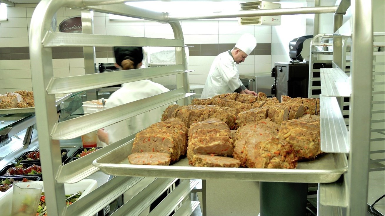 Les élèves du DEP en cuisine au Centre de formation des Bâtisseurs de Saint-Joseph ont confectionné un grand nombre de repas pour l'organisme Moisson Beauce.